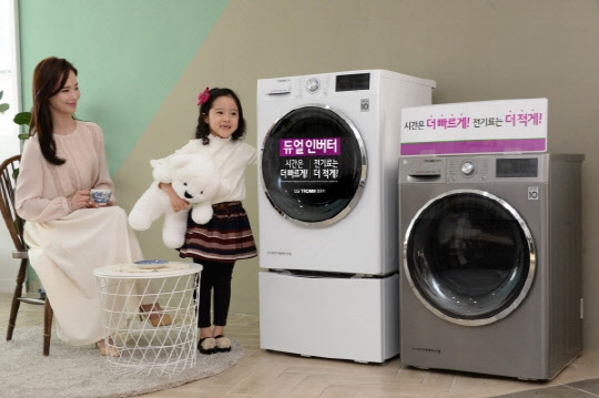 LG전자 모델이 듀얼 인버터 컴프레서를 적용한 'LG 트롬건조기'를 소개하고 있다.   LG전자 제공